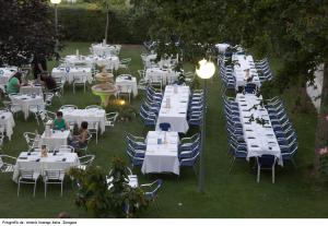 eine Gruppe von weißen Tischen und Stühlen im Gras in der Unterkunft Hotel Rural Mariblanca in Sacedón + 64 Fotos