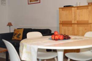 stół z miską owoców na górze w obiekcie Apartamento Ancla 26 w mieście Torre del Mar
