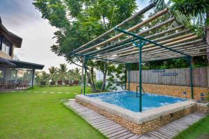 长滩岛拉尔夫之家旅馆的一座位于庭院的金属结构游泳池