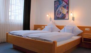 Postel nebo postele na pokoji v ubytování Hotel Gülser Weinstube
