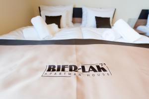 Posteľ alebo postele v izbe v ubytovaní Bier-Lak Apartman House 71