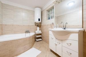 Kúpeľňa v ubytovaní Bier-Lak Apartman House 71