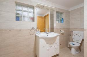 Kúpeľňa v ubytovaní Bier-Lak Apartman House 71 + 37 fotografií