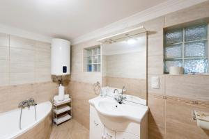 Kúpeľňa v ubytovaní Bier-Lak Apartman House 71