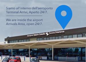 una señal frente a una terminal en un aeropuerto en Resting Pods - ZzzleepandGo VRN Verona Airport, en Caselle di Sommacampagna