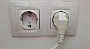 een snoer dat in een stopcontact is gestoken, met een telefoon erin. bij EL JABALÍ CONTENTO in Arroyo Frio