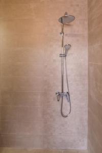 y baño con ducha con cabezal de ducha. en Salia Apartments Tsarevo, en Tsarevo