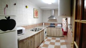 een keuken met een appel op het aanrecht bij EL JABALÍ CONTENTO in Arroyo Frio