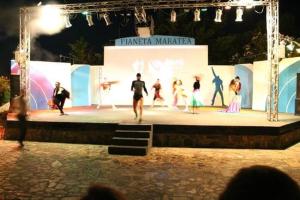 um grupo de pessoas dançando em um palco à noite em Residence Pianeta Maratea em Maratea