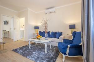 una sala de estar con un sofá, una mesa y sillas en CRYS: Apartments, Holiday, Business, Blu, en Verona
