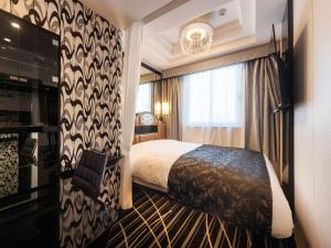 ein Hotelzimmer mit einem Bett und einem Fenster in der Unterkunft APA Hotel PRIDE Akasaka Kokkaigijidomae in Tokio + 37 Fotos
