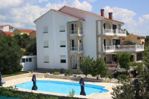 Bazén v ubytování Apartments Villa Olga nebo v jeho okolí