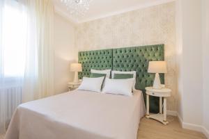 una camera con un grande letto con testiera verde di CRYS: Apartments, Holiday, Business, Verde a Verona