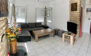 a living room with a couch and a tv at VODICE KRAJE APARTMENTS in Vodice