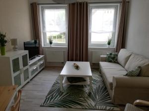 ein Wohnzimmer mit einem Sofa und einem Couchtisch in der Unterkunft Ferienwohnung mit Seeblick in Brandenburg an der Havel
