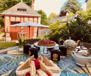 a picnic table with bread and fruit on it at LA MAISON LEONARD in Bléré