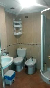 a bathroom with a toilet and a sink at Casa Rural Barracas in Barracas