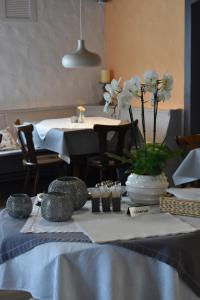 Ein Restaurant oder anderes Speiselokal in der Unterkunft Gasthaus Sternen 