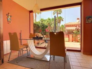 une salle à manger avec une table et des chaises en verre dans l'établissement Arona 1 - 3908, à Mar de Cristal