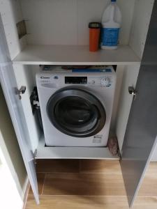 - un lave-linge et un sèche-linge dans une armoire blanche dans l'établissement Casa Masuccio, à Salerne