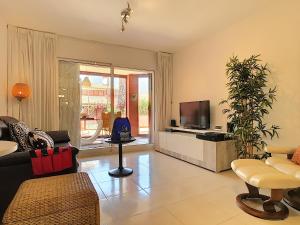 un salon avec un canapé et une télévision dans l'établissement Arona 1 - 3908, à Mar de Cristal