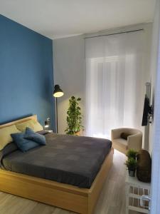 a bedroom with a bed and a blue wall at Casa del Moro in Cefalù
