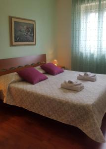ザッフェラーナ・エトネーアにあるVilla Veraのベッドルーム1室(大型ベッド1台、紫色の枕付)