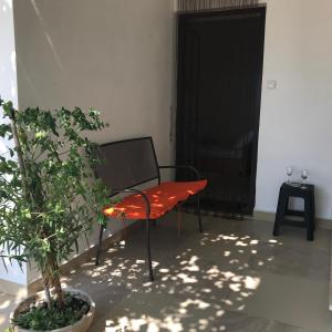 uma mesa vermelha e uma cadeira num quarto em Studio apartment Milla em Rijeka