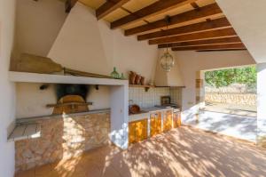 cocina con techos de madera y ventana grande en Ca na Ramona en Sant Llorenç des Cardassar