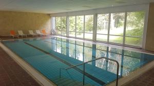 una grande piscina in un edificio con finestre di Hotel Winterberg Resort a Winterberg