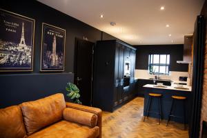 Η κουζίνα ή μικρή κουζίνα στο The Barbershop Apartments +52 φωτογραφίες