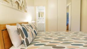 
A bed or beds in a room at Dowler Apartments Subiaco
