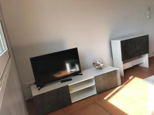 TV a/nebo společenská místnost v ubytování Appartement à la mer