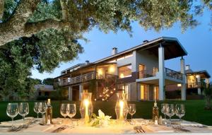 een tafel met wijnglazen voor een huis bij The Lodge Ronda in Ronda