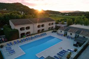 - une vue aérienne sur une villa avec une piscine et des chaises dans l'établissement Les Cigalous, à Salavas
