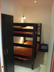 een stapelbed in een kamer bij PIETROSELLA Plage du RUPIONE in Pietrosella