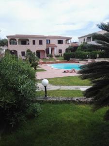 widok na dom i basen w obiekcie appartamento con vista piscina w mieście San Teodoro