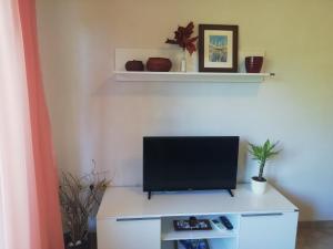 telewizor siedzący na białej szafce w obiekcie Apartments Jadranka Ivana Pula w Puli