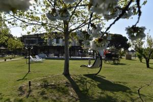 Un árbol con flores blancas en un parque en Villa Isabella, en Marina di Grosseto