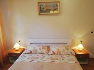 sypialnia z łóżkiem z dwoma lampami na dwóch stołach w obiekcie Apartments Jadranka Ivana Pula w Puli