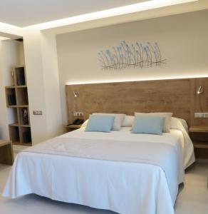 Posteľ alebo postele v izbe v ubytovaní Hotel Boutique O Náutico Laxe