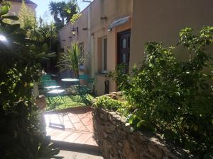 einen Innenhof eines Hauses mit einer Steinmauer in der Unterkunft Magnifique Studio in Sète