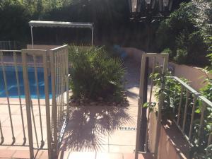 ein Metalltor, das zu einem Swimmingpool führt in der Unterkunft Magnifique Studio in Sète + 9 Fotos