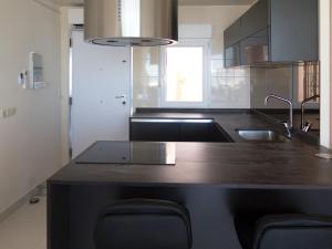 Kuchnia lub aneks kuchenny w obiekcie First Line P. Banus Sleeps 4