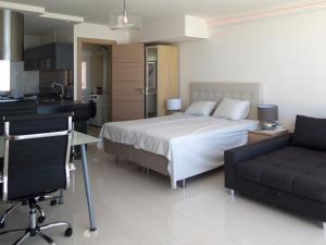Łóżko lub łóżka w pokoju w obiekcie First Line P. Banus Sleeps 4