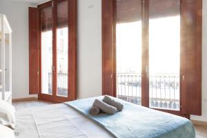 sypialnia z łóżkiem z dwoma ręcznikami w obiekcie Luxury Center Plaza Redonda w Walencji