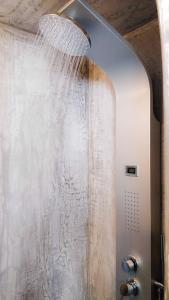 um chuveiro com uma cortina de chuveiro e uma cabeça de chuveiro em Viva Mare Traditional Studios em Astypalaia