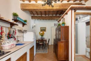 una cucina con frigorifero bianco e tavolo di Appartamento stile toscano in Fauglia a Fauglia