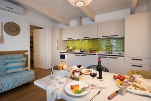 Кухня или мини-кухня в Lino delle Fate Eco Resort
