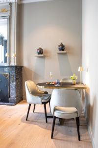 奥德纳尔德Bed & Breakfast Jezuietenplein 21的一间带桌子和两把椅子的用餐室